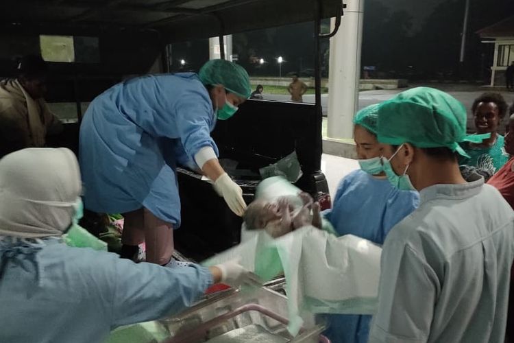 Tangisan Bayi Kembar Pecah di Mobil Patroli, Polsek Kwamki Narama Evakuasi Ibu Melahirkan