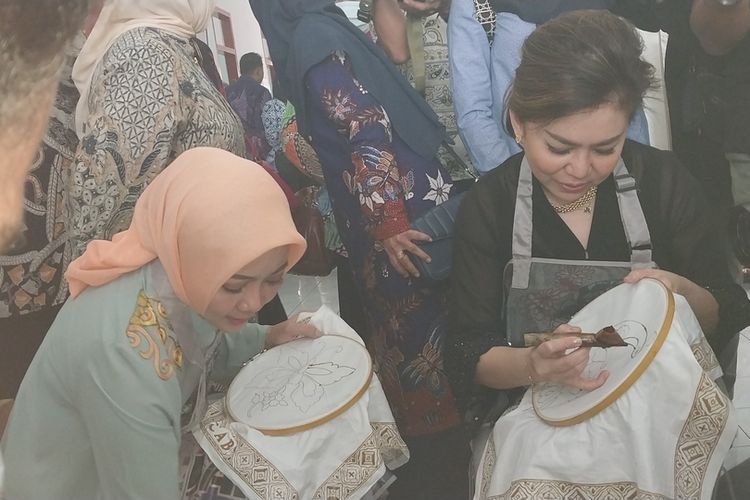 Istri Gubernur Jawa Barat Atalia Praratya Kamil dan CEO Ycab Veronica Colondam, sedang belajar membatik di rumah belajar batik Tasikmalaya, Sabtu (20/8/2022).