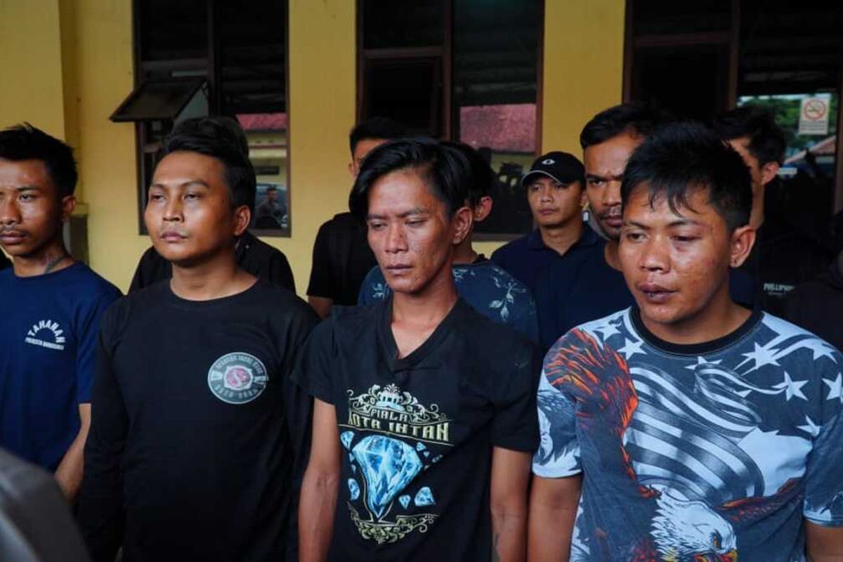 Pelaku penganiayaan hingga tewas seorang juru parkir di Kecamatan Cimaung, Kabupaten Bandung, Jawa Barat digiring anggota Polresta Bandung, Selasa (18/3/2025)