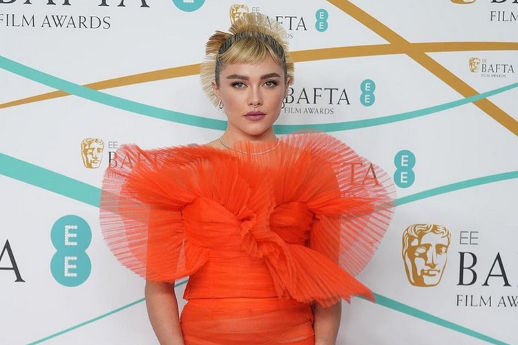 Florence Pugh di BAFTA 2023 mengenakan gaun dari Nina Ricci