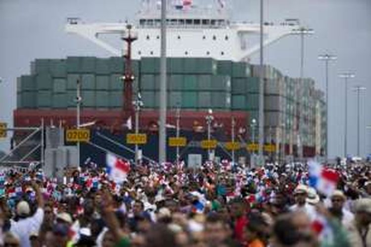 Ribuan orang menyaksikan kapal barang raksasa milik China menjadi kapal pertama yang melintasi Terusan Panama yang baru pada Minggu (26/6/2016).
