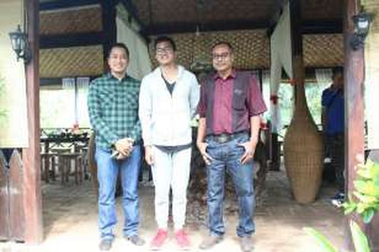 Kaesang (tengah) bersama dengan pemilik warung Kedung Lumpang Dauwis (berbaju merah) dengan Kapolres Banyuwangi Minggu (31/7/2016) / Foto Istimewa / Dawis Warung Kedung Lumpang