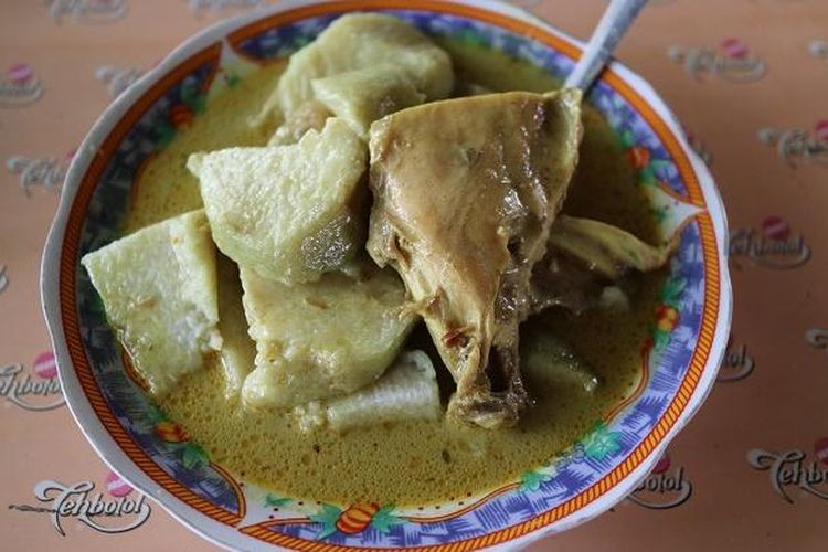 Seporsi kuliner Lontong Tuyuhan tersaji di meja Sentra Kuliner Lontong Tuyuhan di Desa Tuyuhan, Kecamatan Pancur, Kabupaten Rembang, Jawa Tengah, Jumat (10/2/2017). Lontong Tuyuhan berisi potongan lontong, daging ayam, dan kuah kuning.