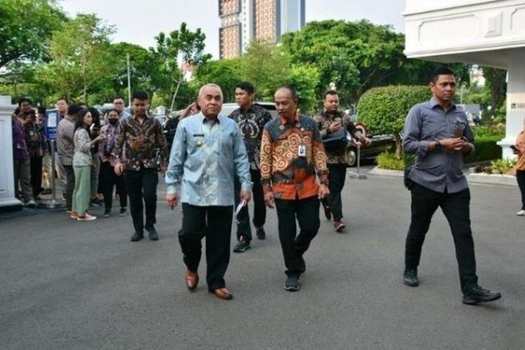 Gubernur Kalimantan Timur (Kaltim) Isran Noor (kiri) saat menghadiri pengumuman logo IKN Nusantara di Istana Negara, Jalan Medan Merdeka Barat, Jakarta Pusat, Selasa (30/5/2023).