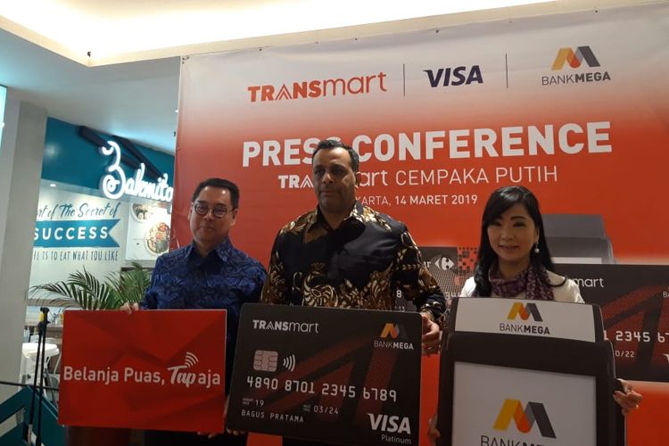 Direktur Consumer Banking Bank Mega Diza Larentie, Chief Commercial Officer PT. Trans Retail Indonesia Bouzeneth Benaouda, Presiden Direktur PT Visa Worldwide Indonesia Riko Abdurrahman di Jakarta, Kamis (14/3/2019).