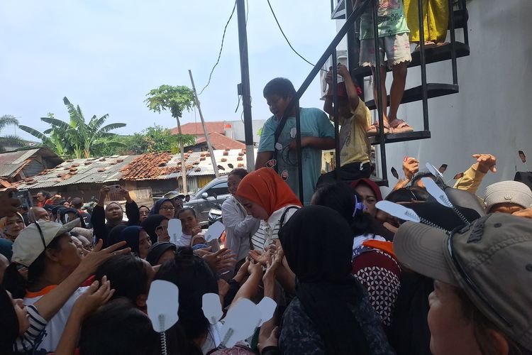 Warga Berebut Kupon Minyak Goreng Murah Saat Pramono Anung Kampanye di Pademangan Barat