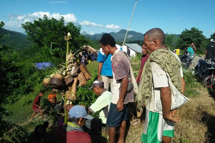 Masyarakat adat Desa Faennake, Kecamatan Bikomi Utara, Kabupaten Timor Tengah menggelar ritual adat menangkal virus corona