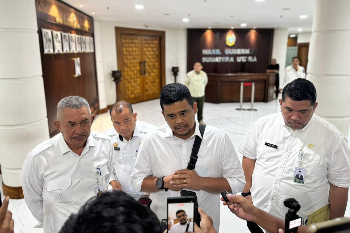 Gubernur Sumatera Utara (Sumut) Bobby Nasution saat menjawab pertanyaan wartawan di Medan, Sumatera Utara, Rabu (10/12/2025).