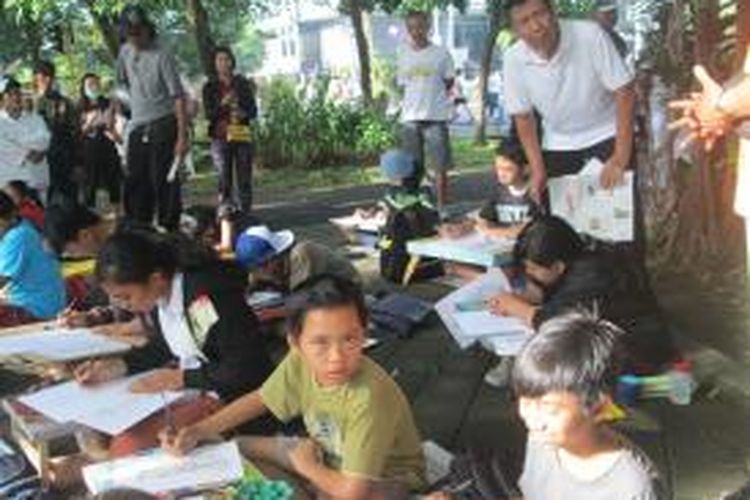 acara belajar menggambar dan melukis wayang dikunjungi oleh Gubernur Bali Made Mangku Pastika di Lapangan Renon Denpasar