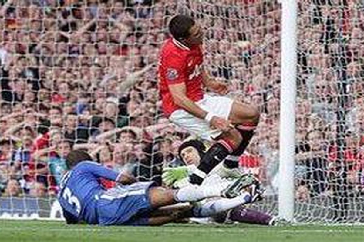 Defender Chelsea, Ashley Cole (kiri), melakukan tekel kepada penyerang Manchester United (MU), Javier Hernandez. Hernandez akhirnya keluar karena cedera oleh tekel Cole. Pada pertandingan Premier League, Minggu (18/9/2011) itu, MU menang dengan skor 3-1.