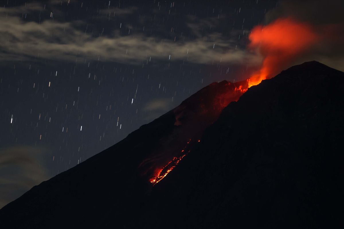 Gunung Semeru mengeluarkan lava pijar terlihat dari Desa Sumber Mujur, Candipuro, Lumajang, Jawa Timur, Sabtu (11/12/2021). Hasil pengamatan Pusat Vulkanologi dan Mitigasi Bencana Geologi (PVMBG) laporan per 6 jam tanggal 10 desember pukul 12.00 - 18.00 Wib terjadi 2 kali gempa hembusan dengan amplitudo 2 mm yang berdurasi 30-35 detik.