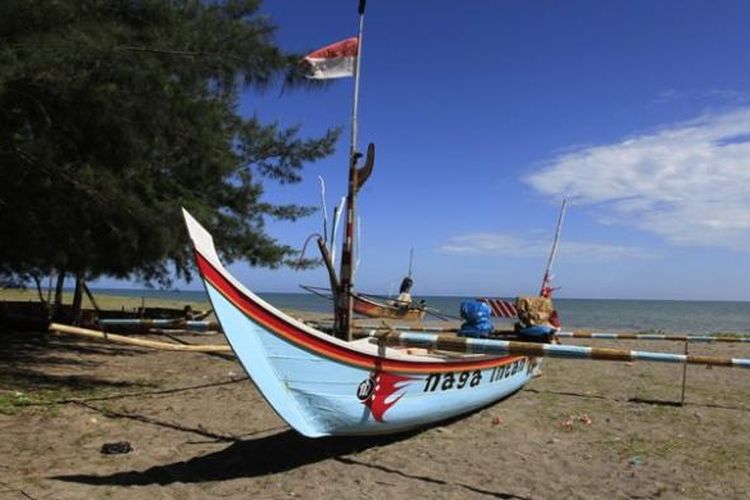 Perahu nelayan di Pantai Kata, Pariaman, Sumatera Barat, Selasa (7/6/2011). Pantai Kata merupakan salah satu daya tarik wisata pantai di kota Pariaman, Sumatera Barat.  
