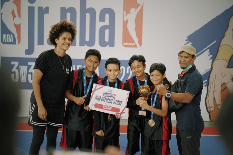 Pelatih Jr NBA, Natalia Andre (kiri), berpose dengan para pemenang kompetisi basket 3x3 hasil kerja sama Jr NBA dengan Kemenag DKI Jakarta. Event ini diselenggarakan di sekolah MAN 4 Jakarta Selatan pada 19-22 Desember 2022.