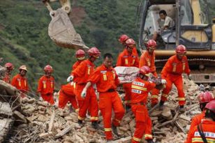 Tim penolong membawa korban gempa di daerah Ludian, Zhaotong, provinsi Yunnan, barat daya China, Senin (4/8/2014). Gempa kuat mengakibatkan sebanyak 367 orang tewas dan 2,000 orang terluka.