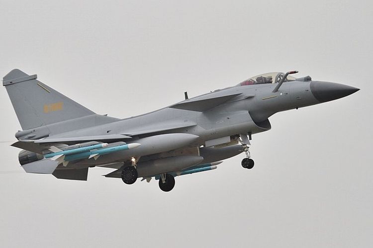 Jet tempur J-10 yang merupakan jet tempur multiperan. Dibuat oleh perusahaan Chengdu Aerospace Corporation di China.