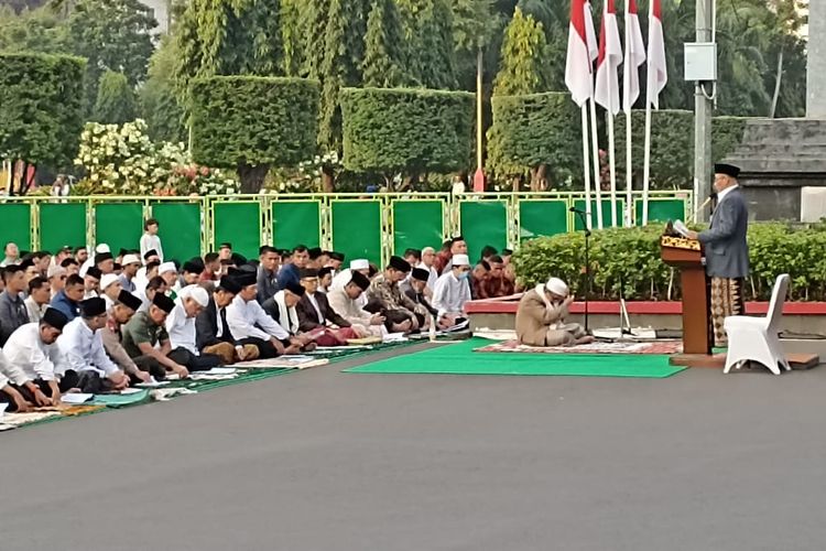 Ketua KPU RI, Hasyim Asy'ari menjadi khatib shalat Idul Adha di Masjid Raya Baiturrahman Semarang, Jawa Tengah (Jateng), Senin (17/6/2024).