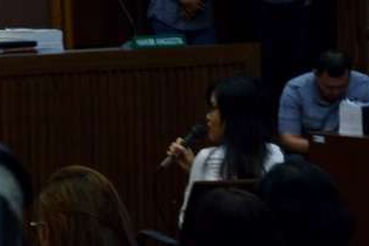 Terdakwa kasus kematian Wayan Mirna Salihin, Jessica Kumala Wongso, memberi keterangan dalam sidang lanjutan di Pengadilan Negeri Jakarta Pusat, Rabu (28/9/2016). Agenda sidang adalah pemeriksaan terdakwa.