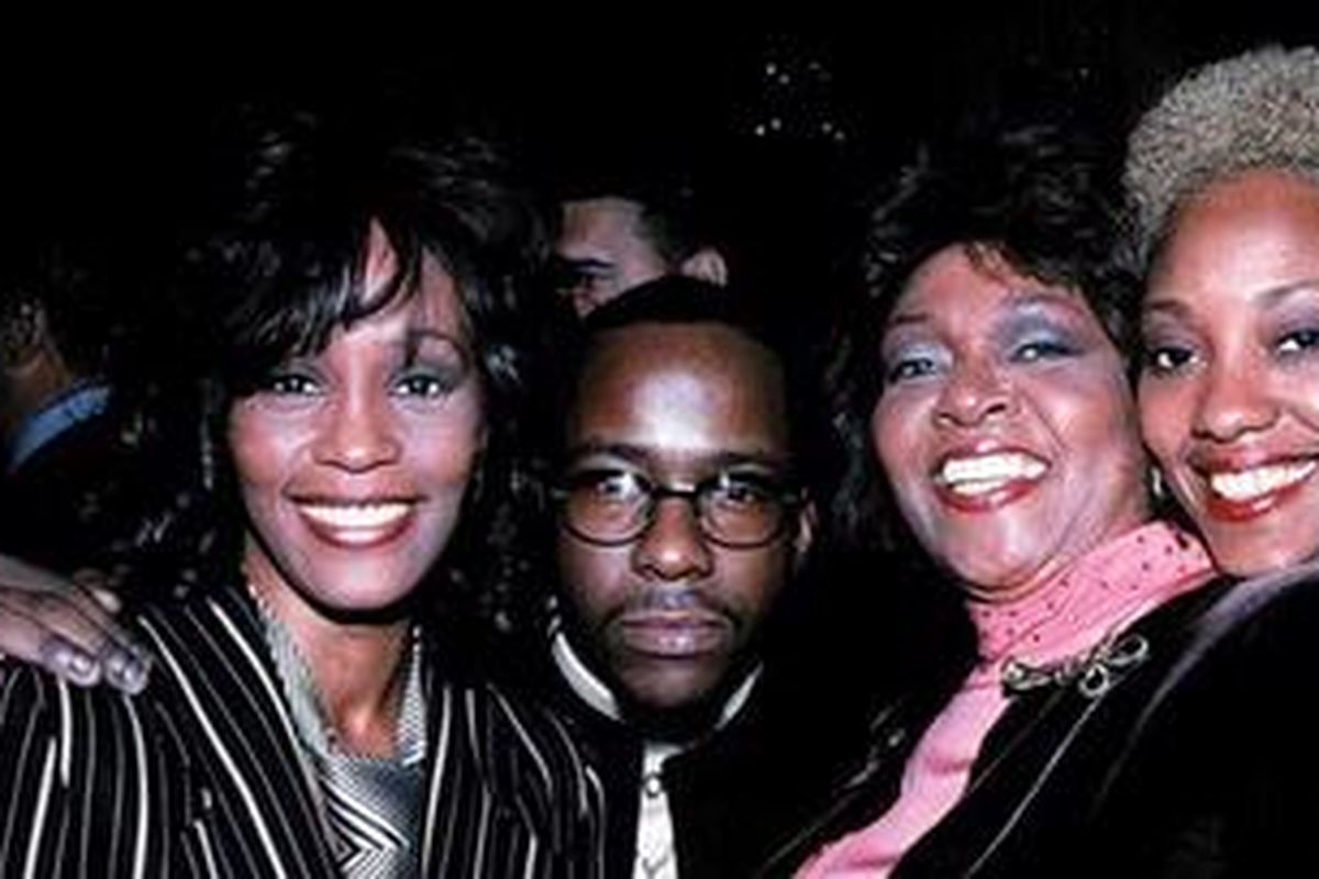 Robyn Brown (paling kanan)