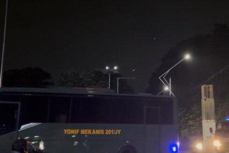 Puluhan Truk dan Bus TNI Masuk Kompleks DPR sejak Dini Hari Jelang Pengesahan RUU TNI