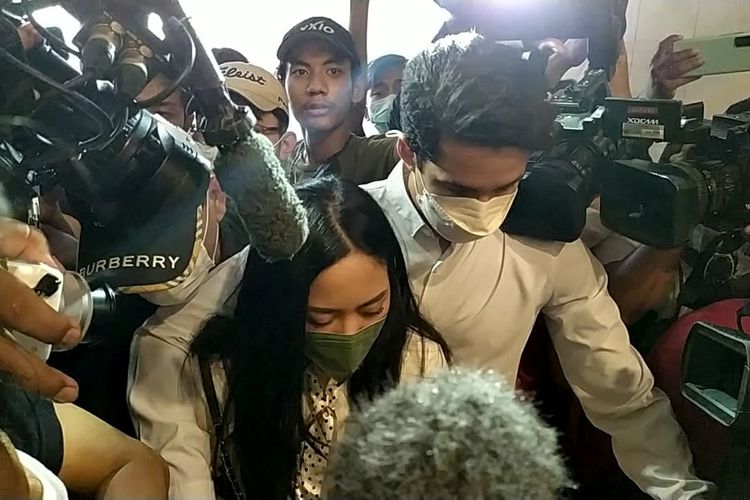 Selebram Rachel Vennya tiba di Polda Metro Jaya, Kamis (21/10/2021), untuk memenuhi panggilan pemeriksaan berkait kasus kabur dari karantina.