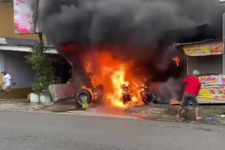 Warga berusaha padamkan api yang membakar bengkel di tambal ban di Lumajang