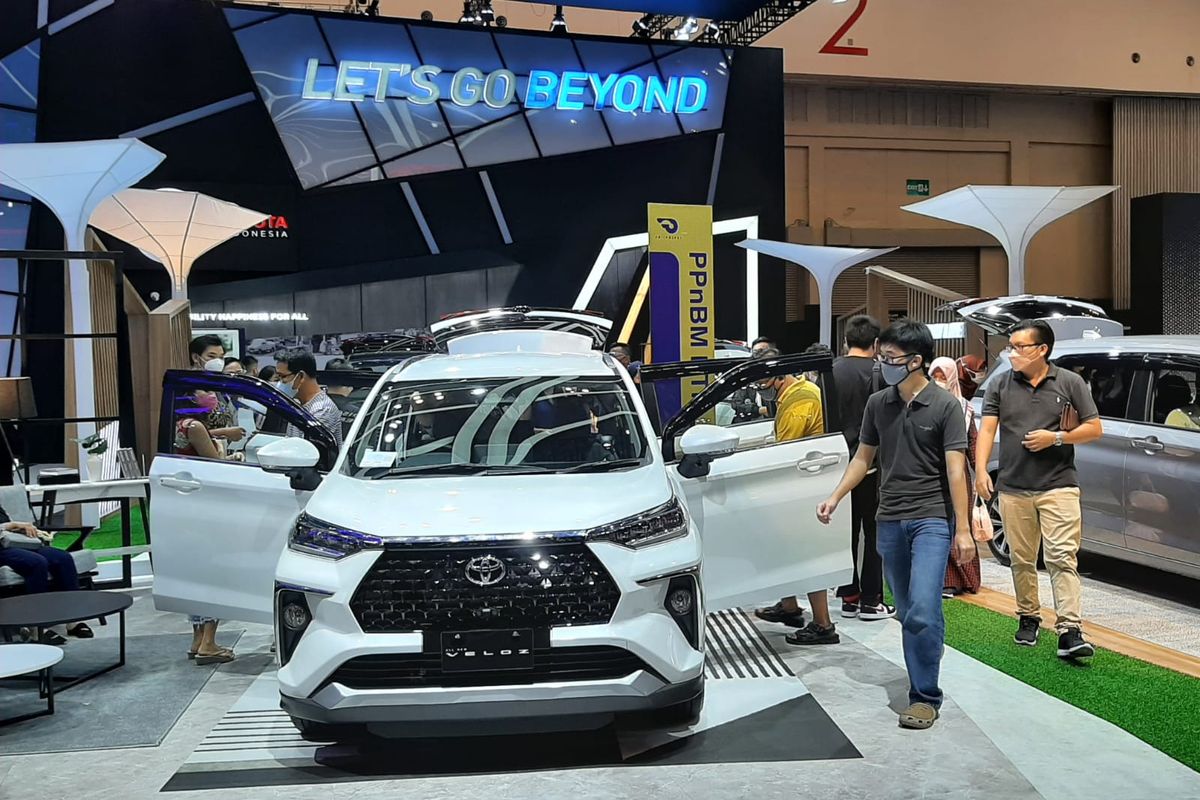 Booth Toyota yang menampilkan Avanza baru pada ajang GIIAS 2021 dipenuhi konsumen yang penasaran.