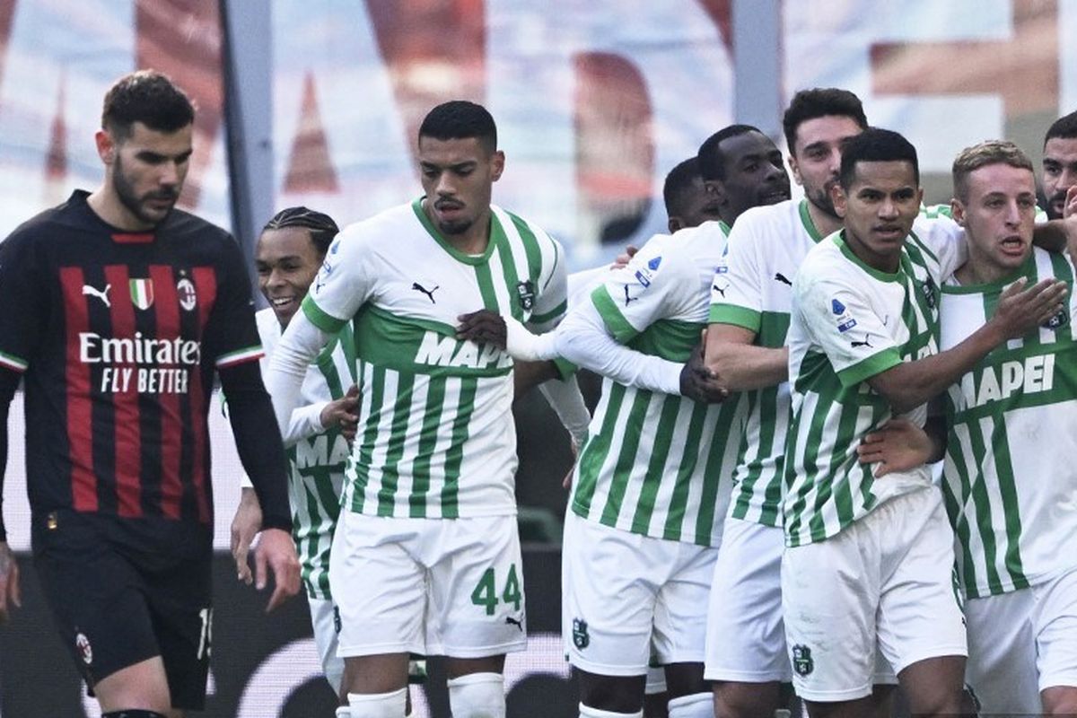 Pemain Sassuolo melakukan selebrasi usai mencetak gol ke gawang AC Milan dalam laga pekan ke-20 Liga Italia 2022-2023 antara AC Milan vs Sassuolo di Stadion San Siro, Minggu (29/1/2023). (Photo by MIGUEL MEDINA / AFP)