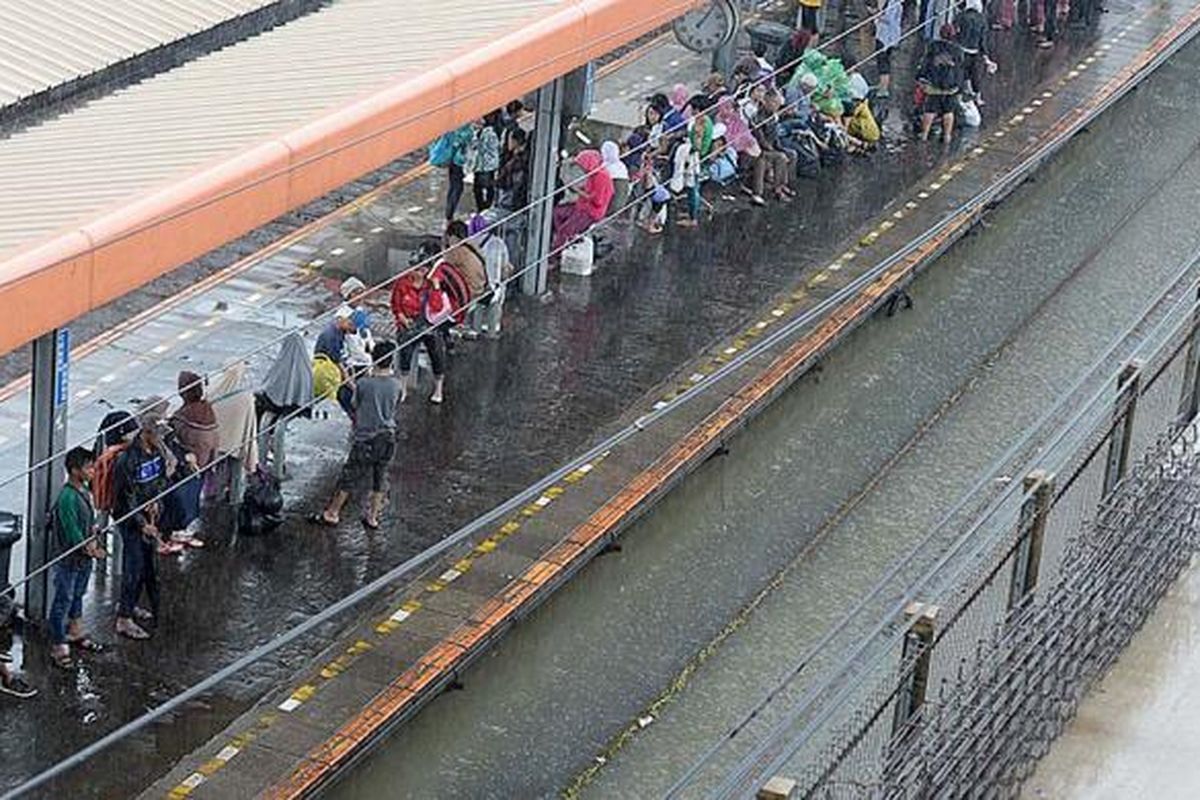 Warga menunggu kedatangan kereta komuter dari arah Serpong di Stasiun Tanah Abang, Jakarta Pusat, Senin (9/2/2015). Hujan yang turun sepanjang hari di Jabodetabek membuat sejumlah wilayah tergenang, termasuk di Stasiun Tanah Abang. Akibatnya, perjalanan kereta komuter terganggu sejak Senin pagi hingga menjelang malam.