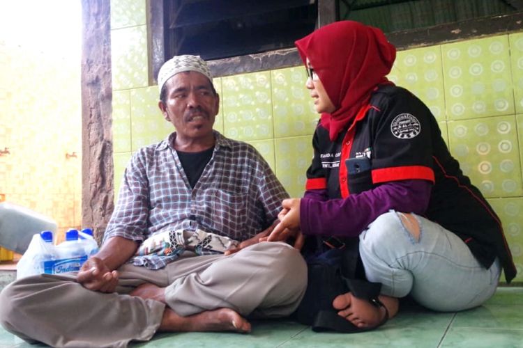 Amiruddin (kiri) berbincang dengan salah satu relawan dari komunitas pada situs jejaring sosial Info Lantas dan Kriminal Jombang (ILKJ), Jumat (18/1/2019). Perjalanan Amiruddin ke Banyuwangi akan dilanjutkan pada Sabtu pagi.