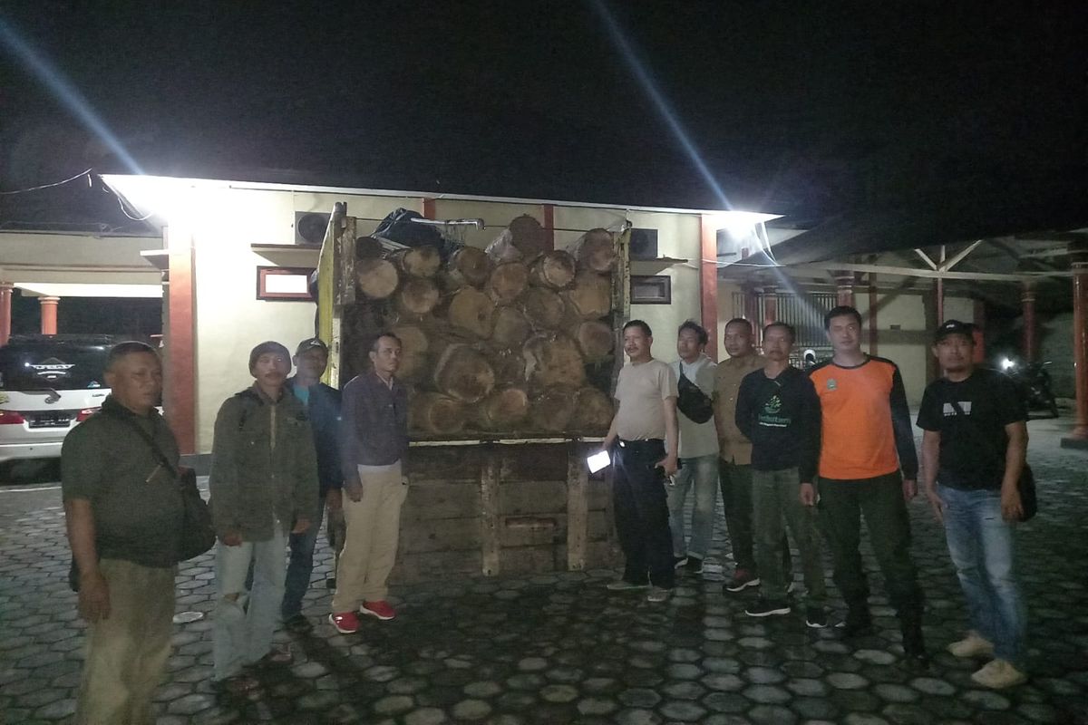 Truk beserta kayu jati saat diamankan petugas 