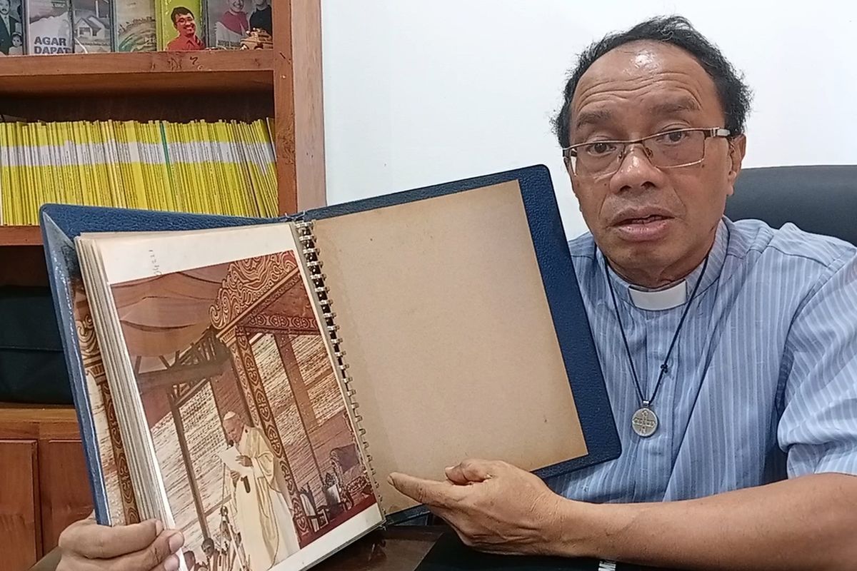 Ketua Komisi Komunikasi Sosial Keuskupan Agung Medan, Pastor Benno Ola Tage menunjukkan foto-foto kunjungan Paus Yohanes Paulus II saat ke Tuntungan, Kecamatan Pancur Batu, Deli Serdang pada 13 Oktober 1989 disambut secara kultural. Kunjungannya ini mendapat sambutan hangat tak hanya dari umat Katolik melainkan dari berbagai kalangan. Foto diambil dari koleksi di Catholic Center Christosophia di Jalan Mataram Medan.