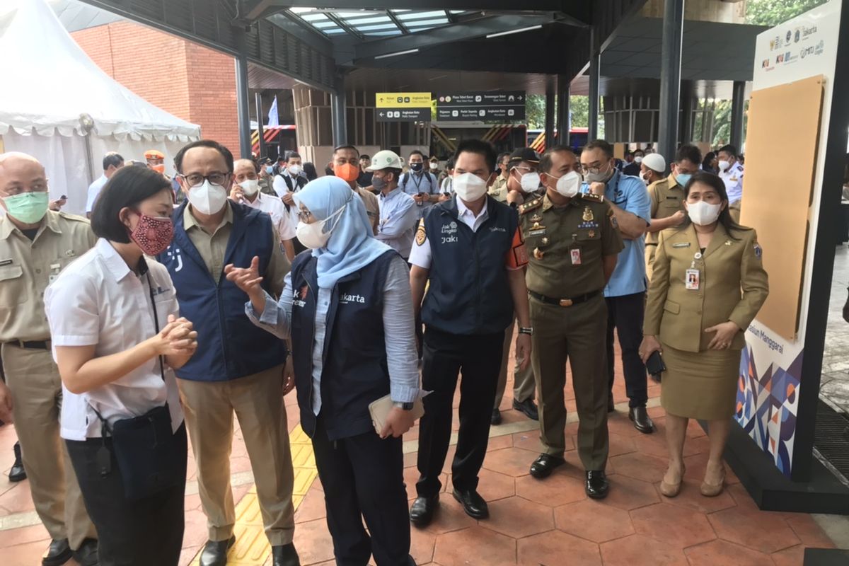 Sejumlah pejabat DKI Jakarta meninjau Stasiun Tebet jelang peresmian penataan kawasan Stasiun Tebet, Jakarta Selatan, Selasa (28/9/2021) sore.