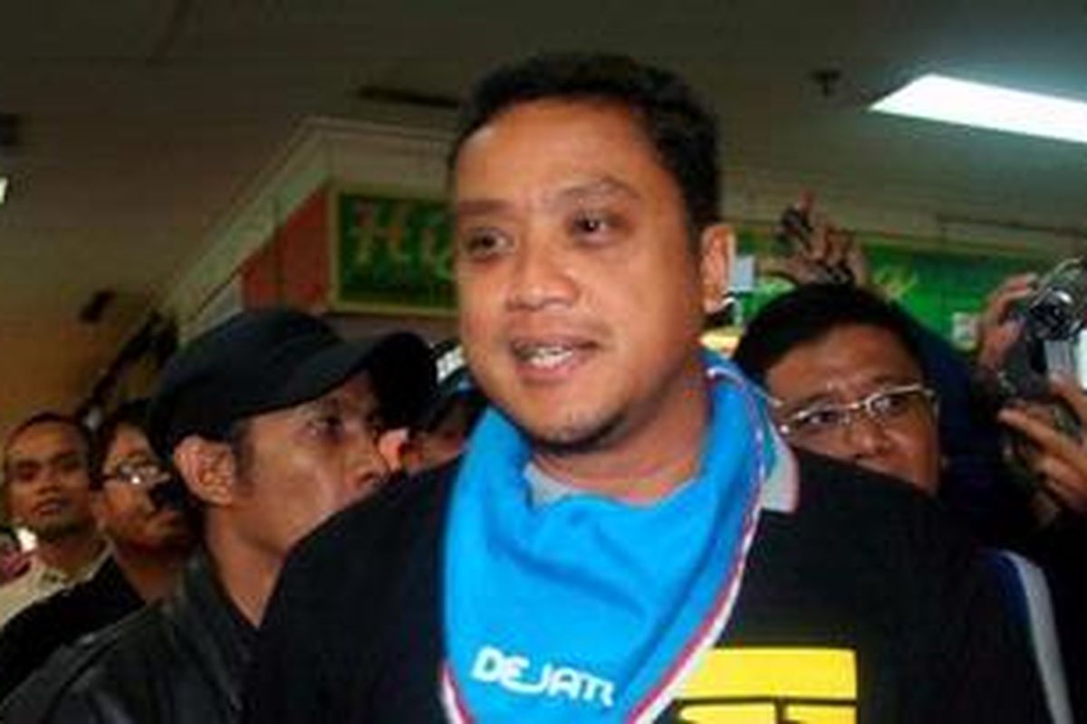 Calon gubernur Jawa Barat Dede Yusuf Macan Efendi, Sabtu (9/2/2013) berdialog dengan pedagang di Pasar Baru Kota Bandung. Para pedagang menyampaikan keluhan tentang kondisi pasar yang semakin kumuh dan sesak karena tidak ada pengaturan tata ruang yang baik.