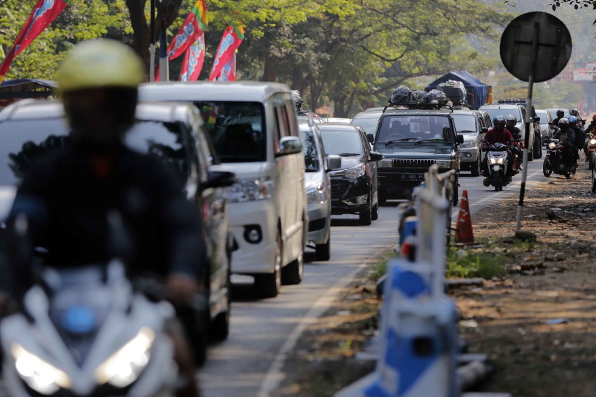 Pemudik kendaraan pribadi melintas di jalur Alas Roban, Kabupaten Batang, Jawa Tengah, Kamis (22/6/2017). Jalur mudik Alas Roban terpantau ramai lancar dan belum terlihat penumpukan arus pemudik yang melewati jalur Pantai Utara (Pantura).