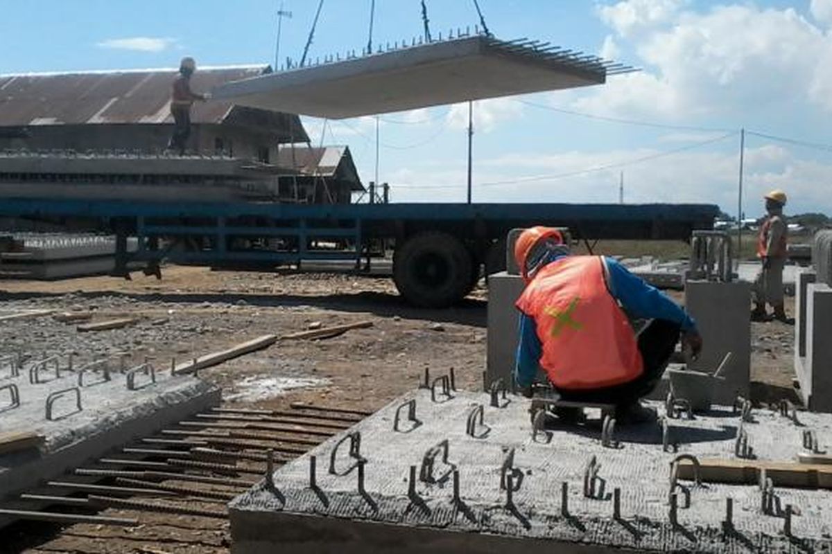 Proses pengerjaan proyek Makassar New Port (MNP) di pelabuhan petikemas PT Pelindo IV Makassar, Selasa (31/5/2016).