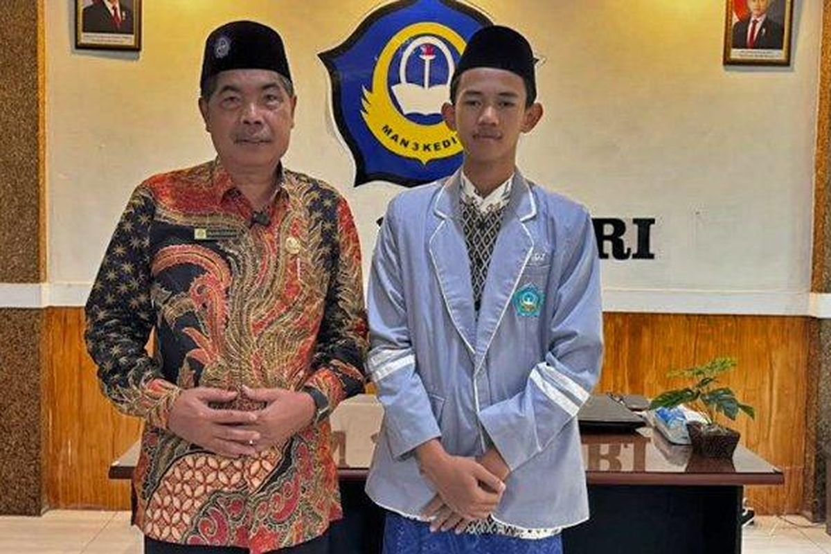 Siswa berprestasi dari MAN 3 Kediri Nur Ahmad Misbakhul Munir bersama Kepala MAN 3 Kediri Jamiludin. Munir berhasil menembus ketatnya seleksi masuk Universitas Al Azhar Kairo, Mesir lewat jalur resmi Kementerian Agama RI 2025. 
