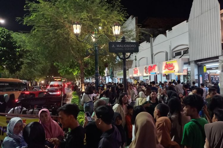 Suasana Jalan malionoro saat malam hari dipenuhi wisatawan Jumat (12/4/2024)