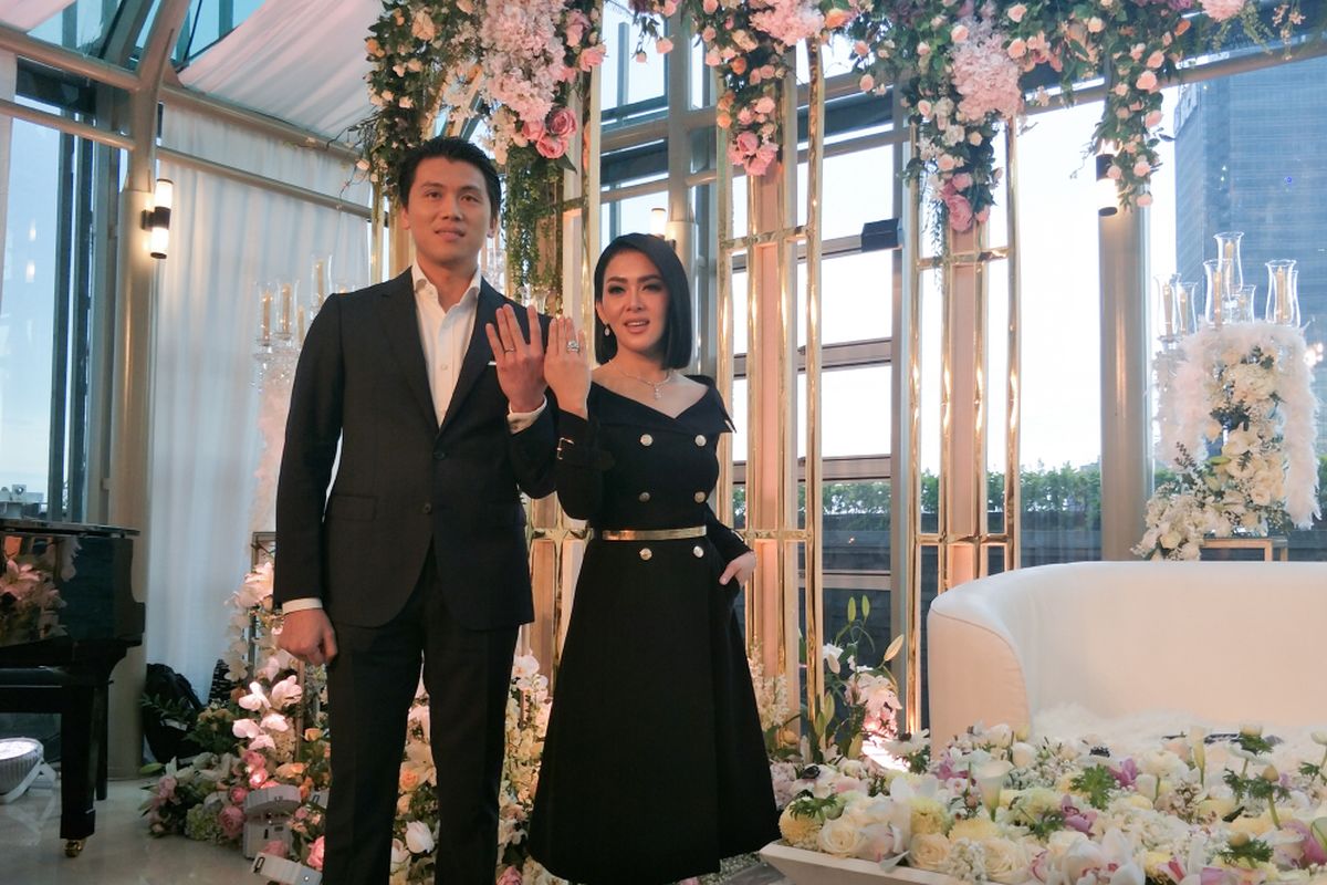 Penyanyi Syahrini bersama suaminya, pengusaha Reino Barack dalam jumpa pers di Penthouse Grand Hyatt Hotel, Tanah Abang, Jakarta Pusat, Minggu (10/3/2019).