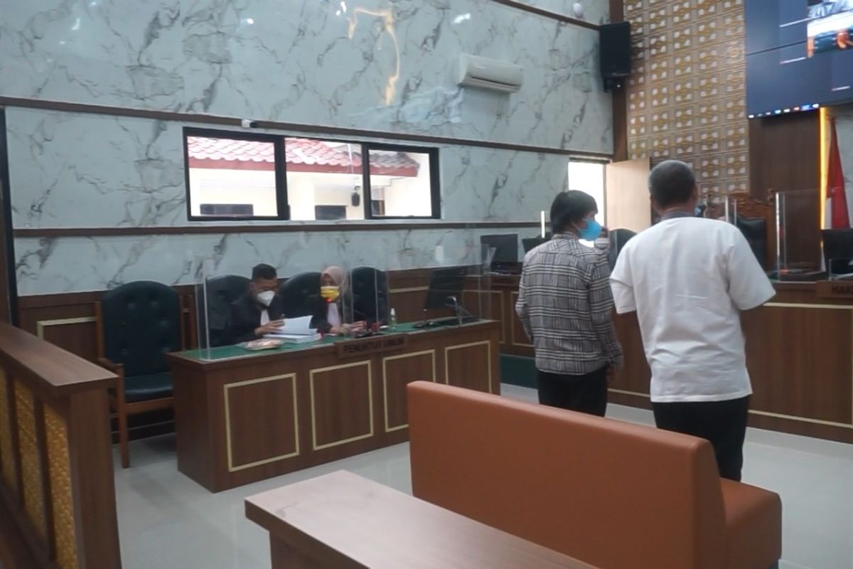 Sidang lanjutan perkara hoaks babi ngepet dengan terdakwa Adam Ibrahim (44) kembali dilakukan di Pengadilan Negeri Depok, Selasa (5/10/2021). Dalam sidang beragendakan pembuktian, Kejaksaan Negeri Depok menghadirkan 2 orang saksi, yaitu Didi Candra dan Iwan Kurniawan.