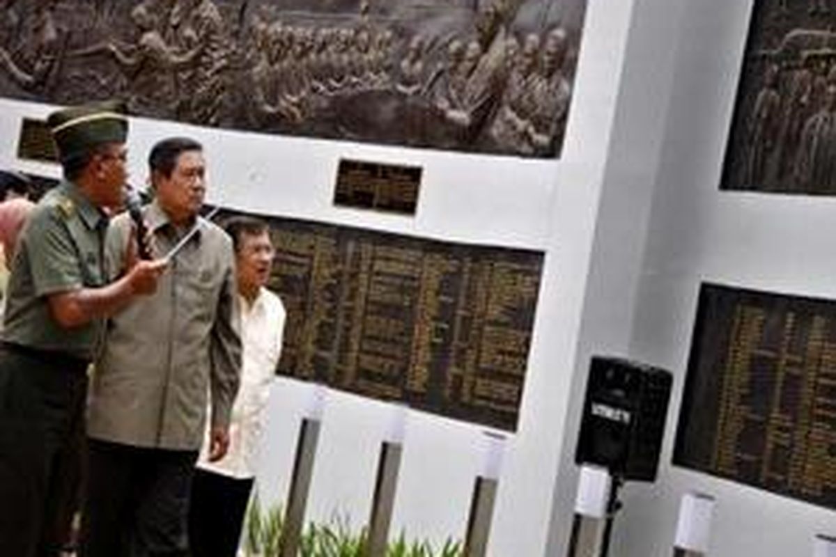 Presiden RI, Susilo Bambang Yudhoyono bersama Wakil Presiden, Jusuf Kalla melihat relief para pejuang usai meresmikan Monumen Trikora dan Dwikora di Markas Besar TNI Cilangkap, Jakarta Timur, Kamis (26/2). Kedua monumen ini dibangun untuk mengenang jasa dan pengorbanan pahlawan yang gugur dalam konfrontasi dengan Malaysia serta saat perebutan Papua Barat dari kolonial Belanda.