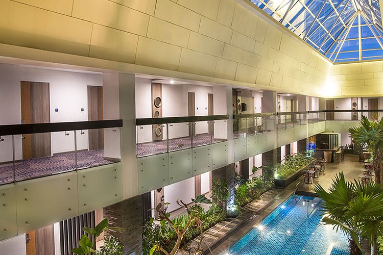 Penampakan kolam renang indoor di Hotel Holiday Inn Pasteur, Bandung.