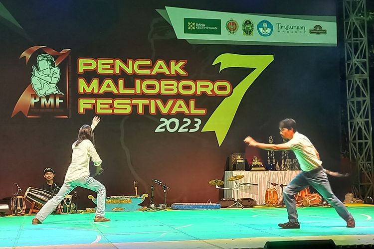 Guru-guru Pencak Silat saat menunjukkan silat di Taman pintar, Yogyakarta, Sabtu (11/11/2023)