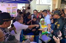 Kunjungi Pasar Besar Madiun, Mendag Bagi Ratusan Karung Beras 5 Kilogram Gratis