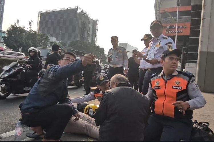 Kecelakaan Beruntun Mobil Boks dan 5 Motor di Jaksel, 4 Orang Terluka