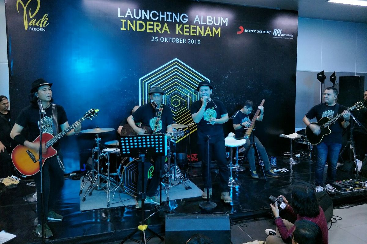 Padi Reborn berduet dengan Menteri Perhubungan Budi Karya Sumadi dalam peluncuran album baru Indera Keenam di Stasiun MRT Bundaran HI, Jakarta Pusat, Jumat (25/10/2019).