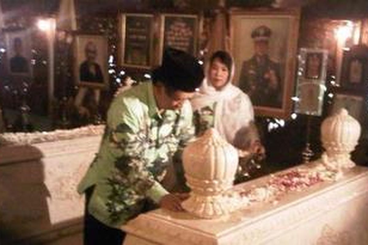 Para diresksi dan karyawan TMII, Senin (11/4/2011), menaburkan bunga di pusara Soeharto dan Ibu Tien Soeharto di cungkup Argosari Astana Giribangun. 