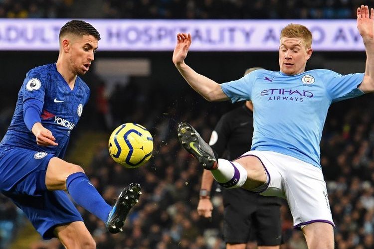 Jorginho dan Kevin De Bruyne berebutan bola pada pertandingan Manchester City vs Chelsea dalam lanjutan Liga Inggris di Stadion Etihad, 23 November 2019. 