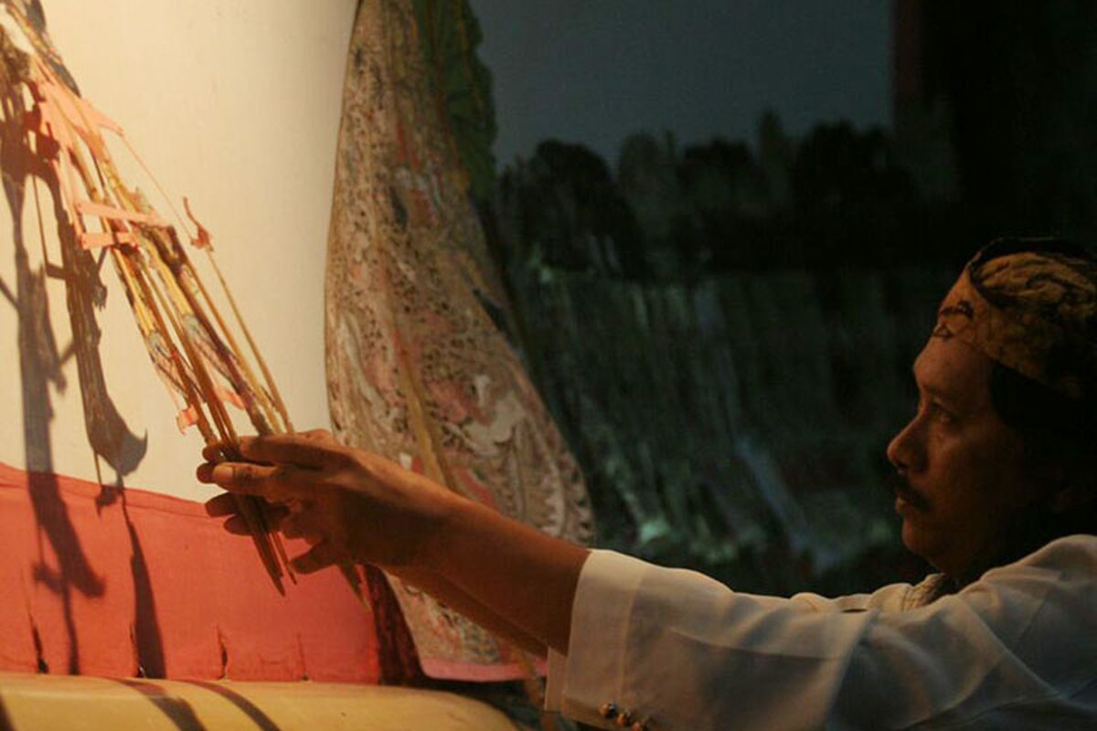 Novem Ali Sahos Sudirman alias Ki Sudirman saat pentas wayang kulit di Pamekasan. Ki Sudirman menjadi satu-satunya dalang berbahasa Madura di Indonesia. 