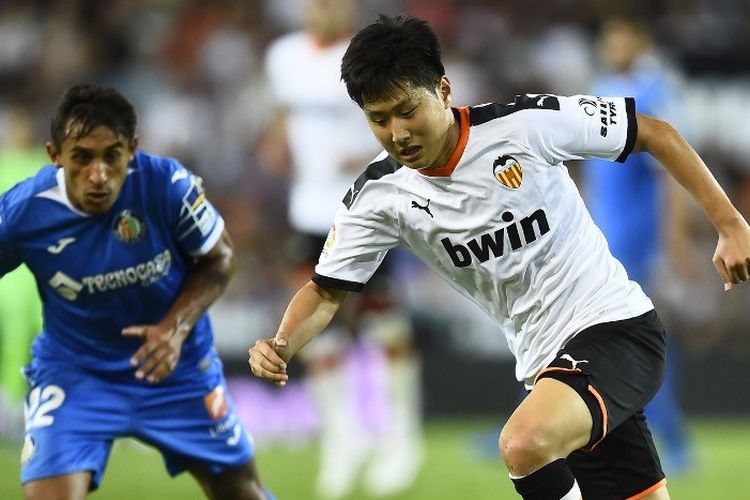 Damian Suarez (kiri) membayang-bayangi Lee Kan-in pada pertandingan Valencia vs Getafe di Stadion Mestalla dalam lanjutan La Liga Spanyol, 25 September 2019. 