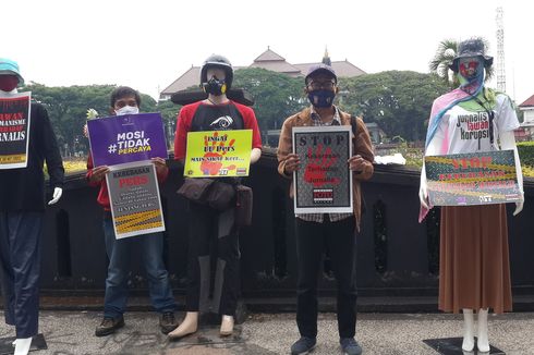 Protes Kekerasan Saat Meliput Demo, Jurnalis di Malang Gelar Aksi Diam di Antara Manekin